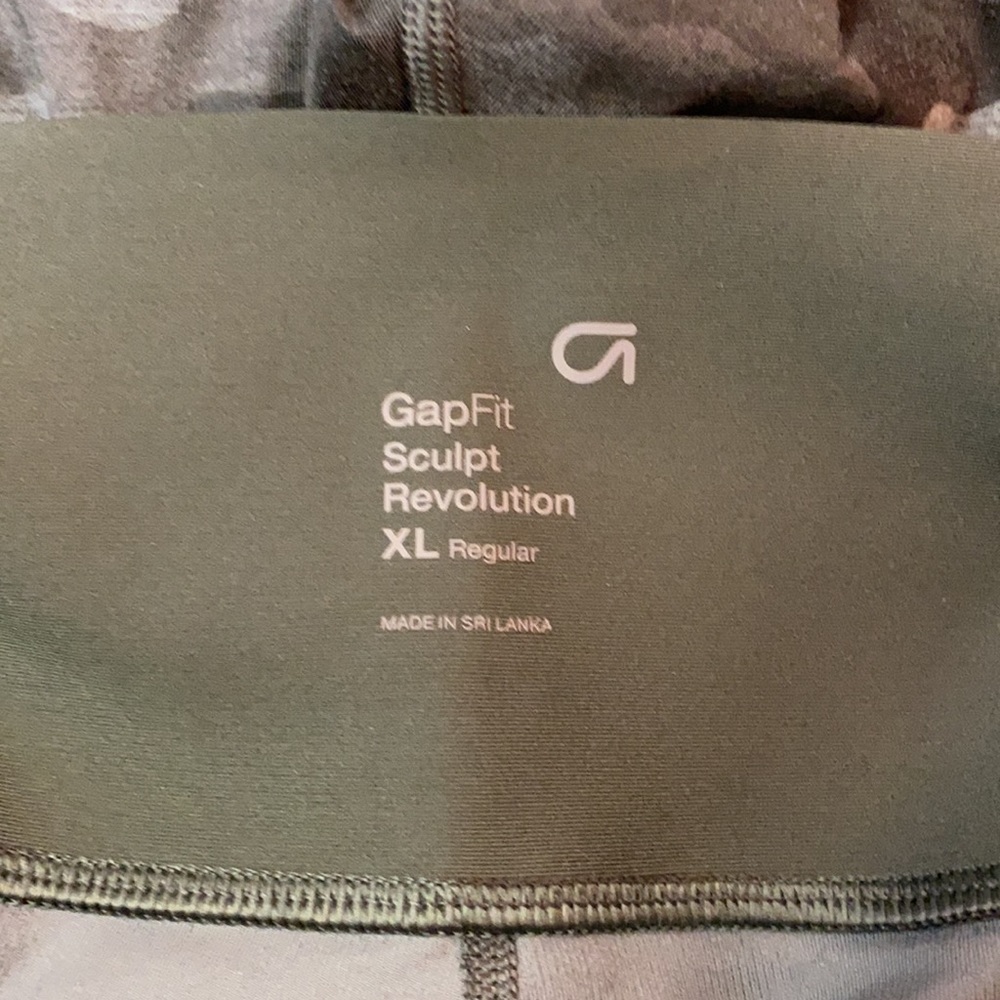 Gap Fit Gapfit XL camo green cropped leggings w stash pockets, worn 1-3 times - Picture 4 of 6